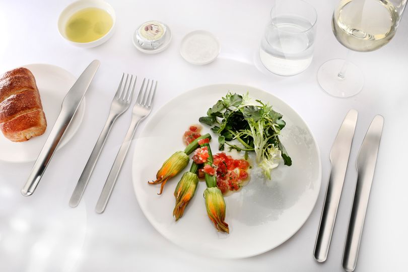 Caon's luxurious yet lightweight crockery, cutlery and glassware created for the Qantas Boeing 787.