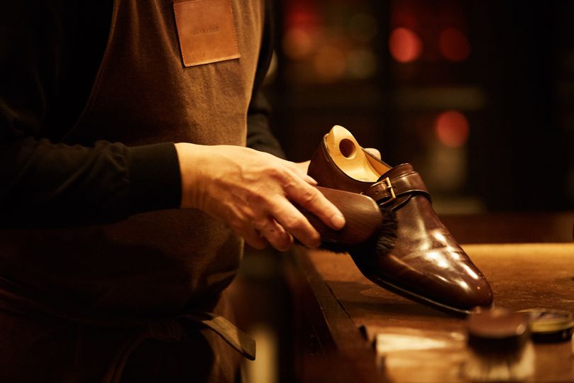 Have your appetite sated and your shoes shined at JAL's flagship Tokyo lounge.