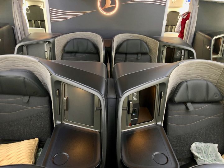 The alternating layout of middle seats in Turkish Airlines' Boeing 787 business class.