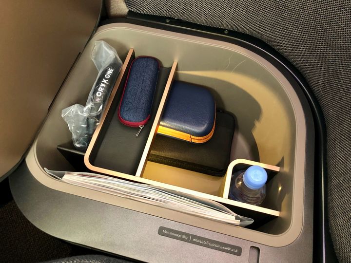 The armrest can store many more of your items.