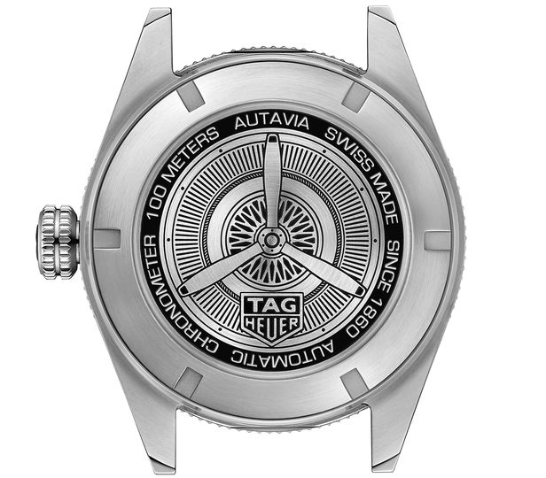 The case back pays tribute to both automotive and aviation inspiration.