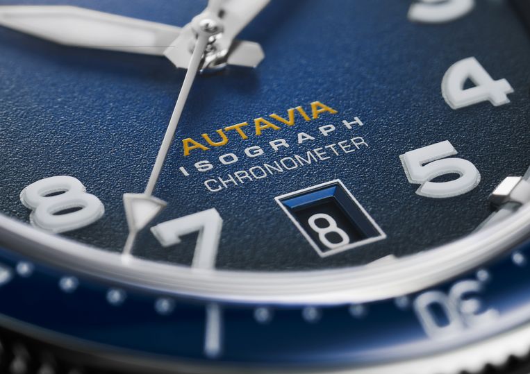 The numerals are made of superluminova blocks, which gives them a three-dimensional volume.