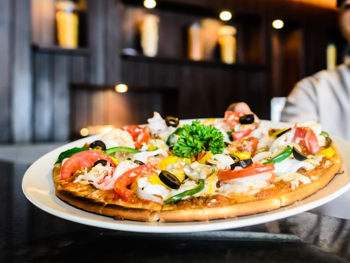 A vegetarian pizza isn't the worst choice when out for dinner.