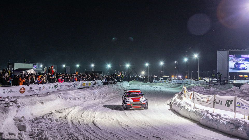 Floodlights illuminate the temporary ice track at night in the Tourenwagen 2WD classification race.