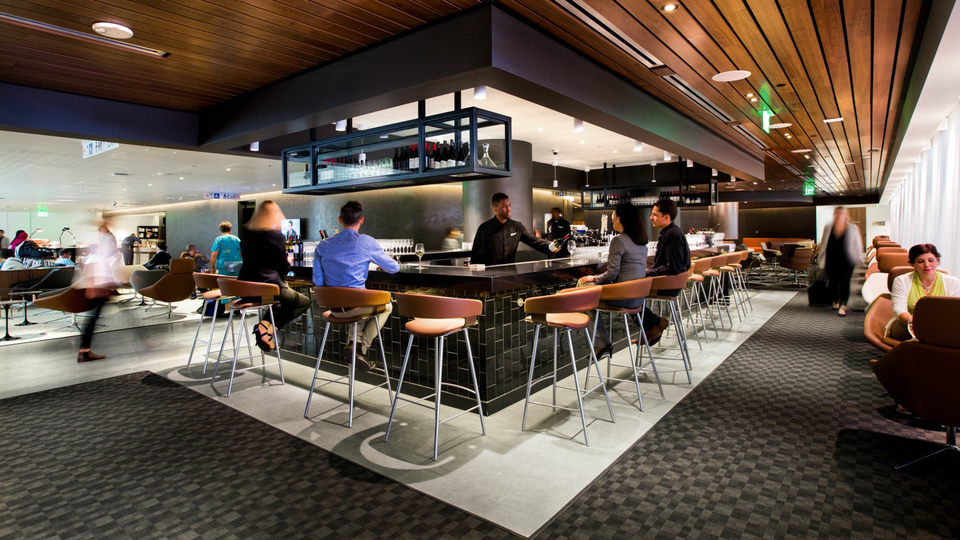 Last call for drinks at the Oneworld Los Angeles Business Lounge.