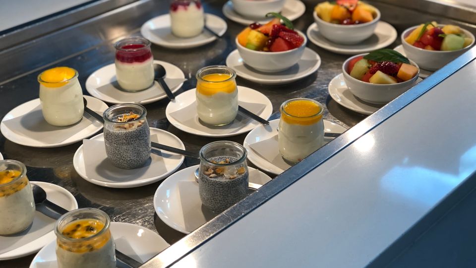 Breakfast at the snacking station: plenty of healthy ways to start the day.