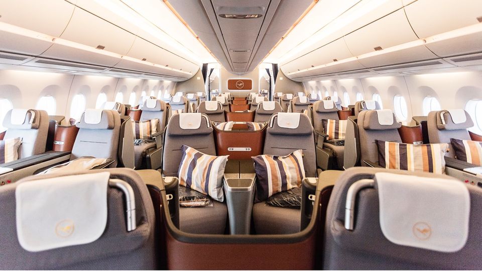 Lufthansa's current and highly dated A350 business class.