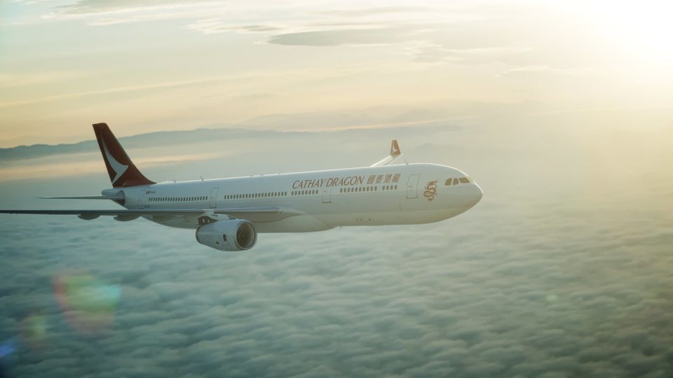 Cathay Dragon mengoperasikan armada jet Airbus A320, A320 dan A330.