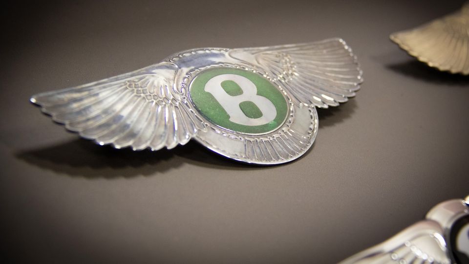 British painter F. Gordon Crosby’s flat B emblem had a different number of feathers on each side in order to foil counterfeiters.