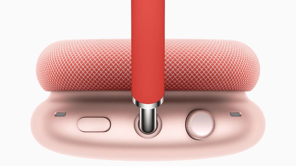 This Apple Watch-style 'digital crown' controls the AirPods Max.