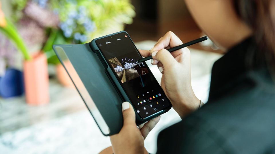 The Galaxy S21 Ultra gains Note-style pen input.