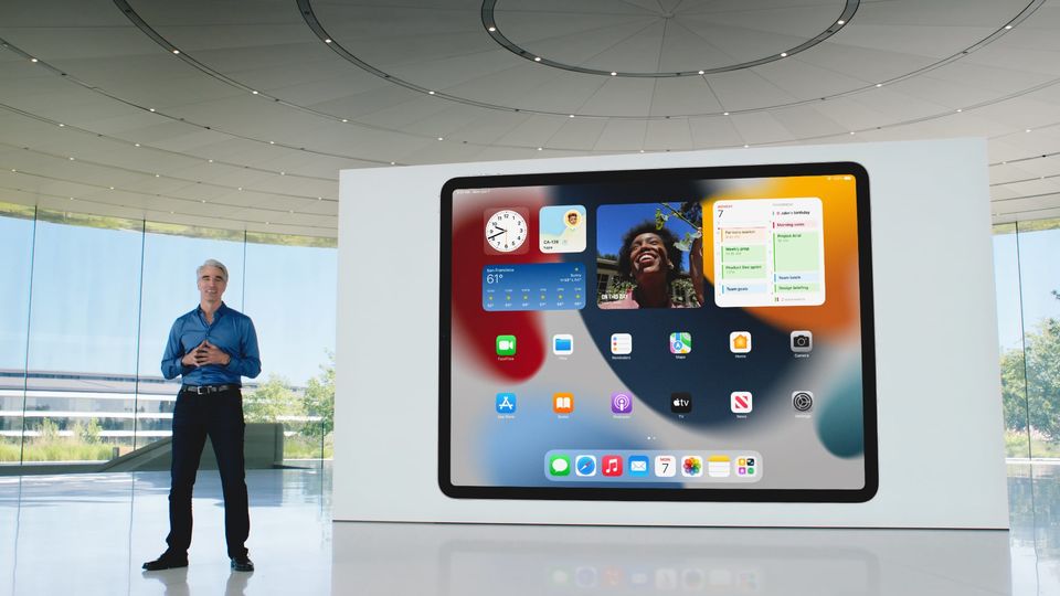 Исполнительный директор Apple Крейг Федериги представляет новый домашний экран iPadOS 15, который соответствует элементам пользовательского интерфейса.