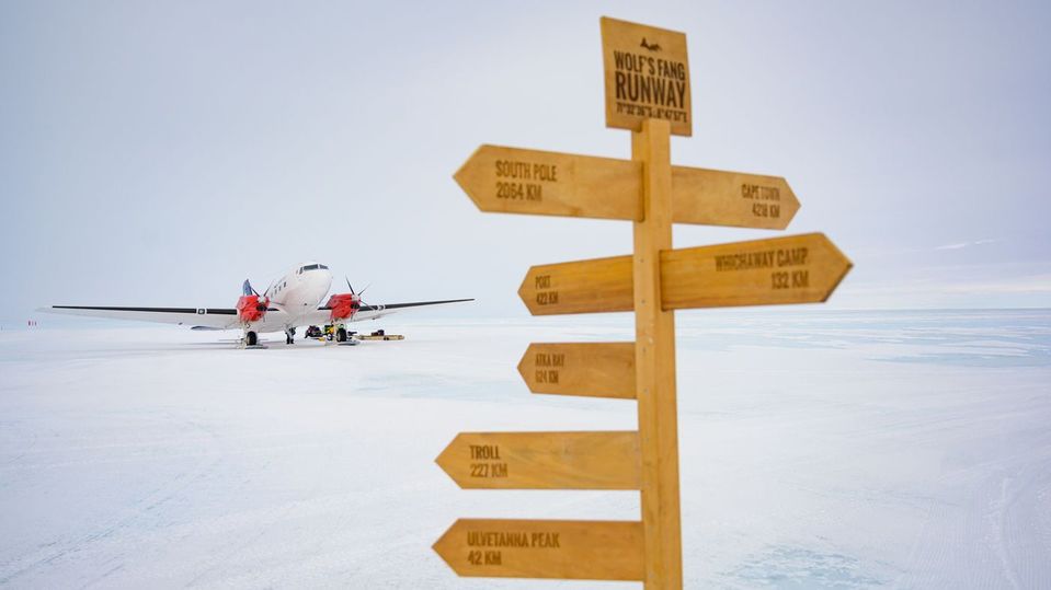 A White Desert plane lands on the Wolf's Fang runway.