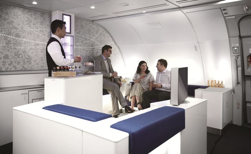 대한항공의 A380 하늘색 칵테일 바와 비즈니스석 라운지.