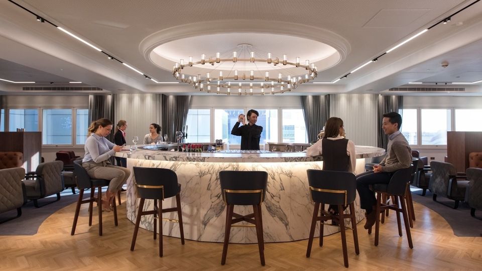 The cocktail bar at Qantas' London Heathrow Lounge.