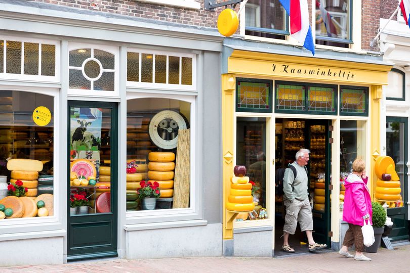 Shopping for Gouda's namesake souvenir at 't Kaaswinkeltje cheese shop.