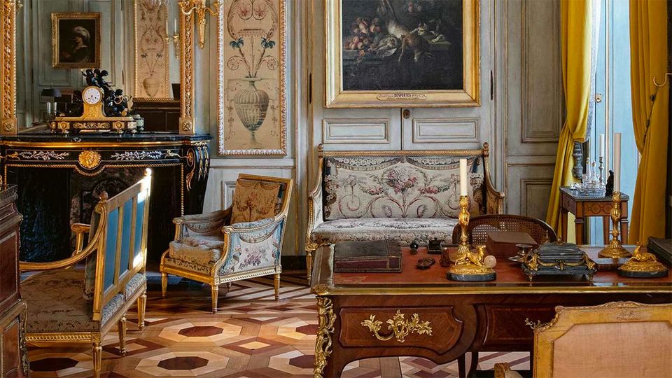 The opulent study of the intendant-general of the Royal Wardrobe.