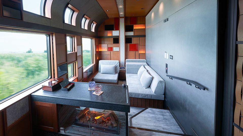 Colour and texture abound in the Deluxe Suite Room. © East Japan Railway Company