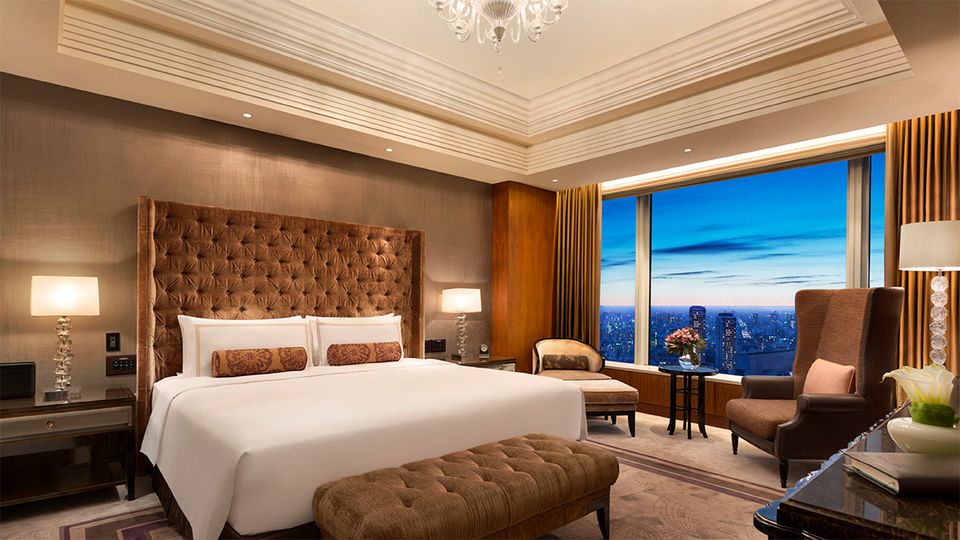 Every room at the Shangri-La Tokyo features a signature chandelier