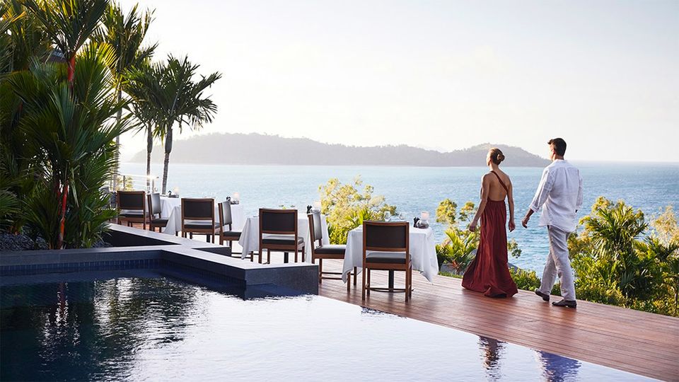 In the evenings, the pool 'Pebble Beach' is transformed into qualia’s fine dining restaurant.