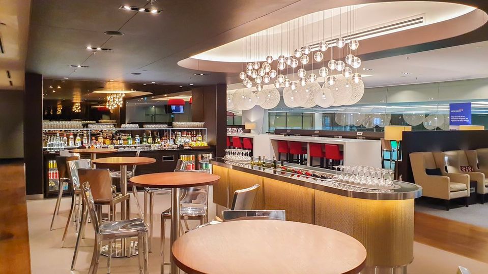 The spacious bar area in British Airways' Singapore lounge.