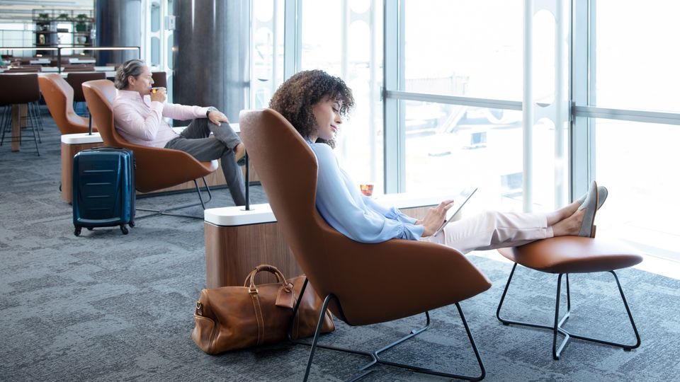 The lounge features seating for nearly 500 people.