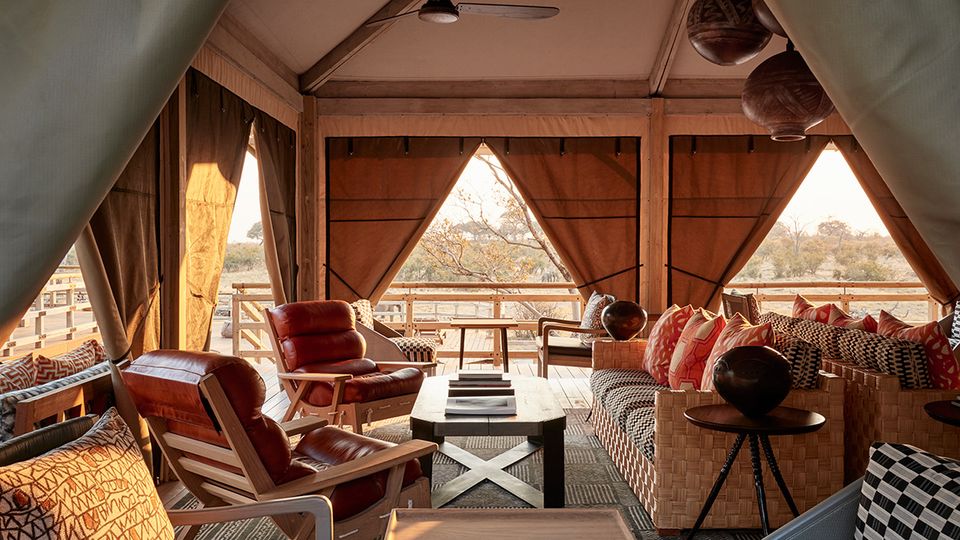 Recap the daily game drives with fellow guests in the lounge.