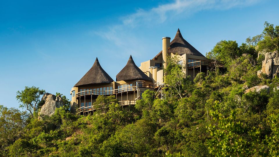 Cliff Lodge features just two magnificent suites, each with a private chef and vehicle for game drives.