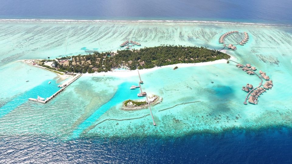 Como Maalifushi reflects idyllic perfection.