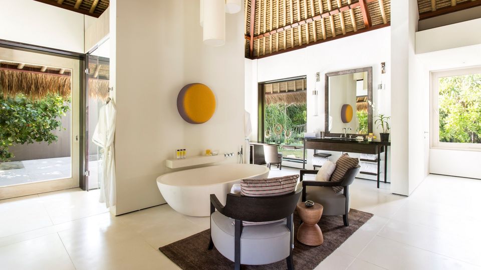 The deluxe grand bathrooms are open air yet steeped in privacy.