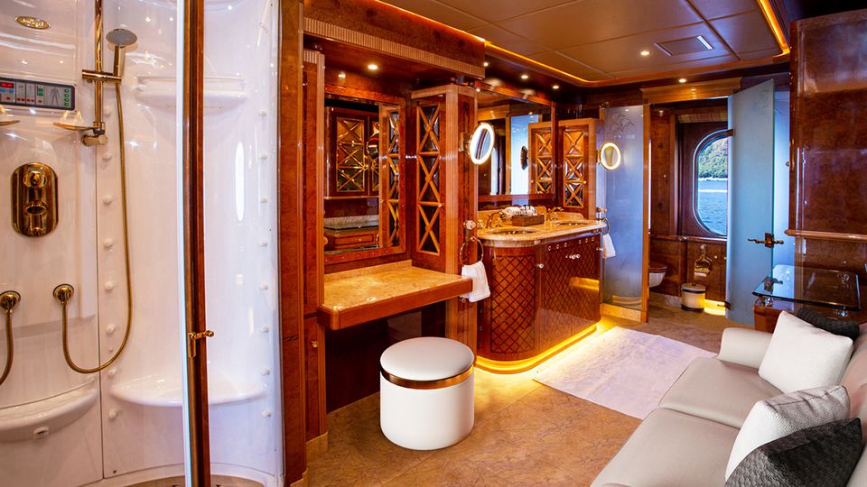 The luxury yacht deserves a super privileged owner's suite to match.