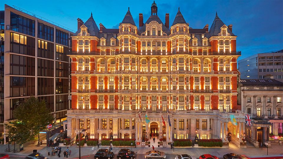The grand façade of Mandarin Oriental London is a thing of beauty.