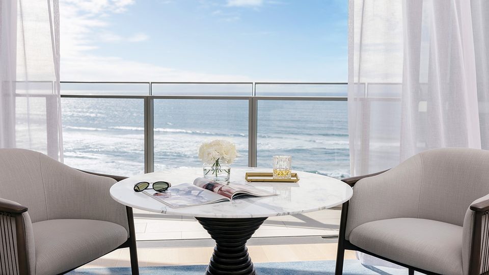 Wake up to uninterrupted views of the Pacific Ocean.