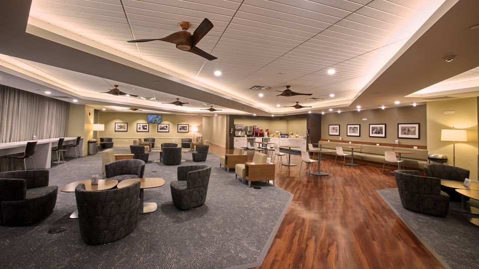 Depending on your needs, there are a number of seating available in the lounge.