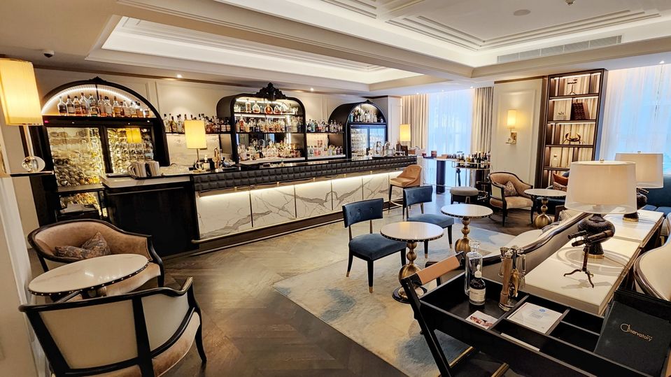 Observatory Bar lends its name from the hotel's former name.