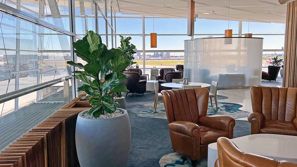 Die lichtdurchflutete Lounge bietet einen beeindruckenden Blick auf Botany Bay und das internationale Terminal.