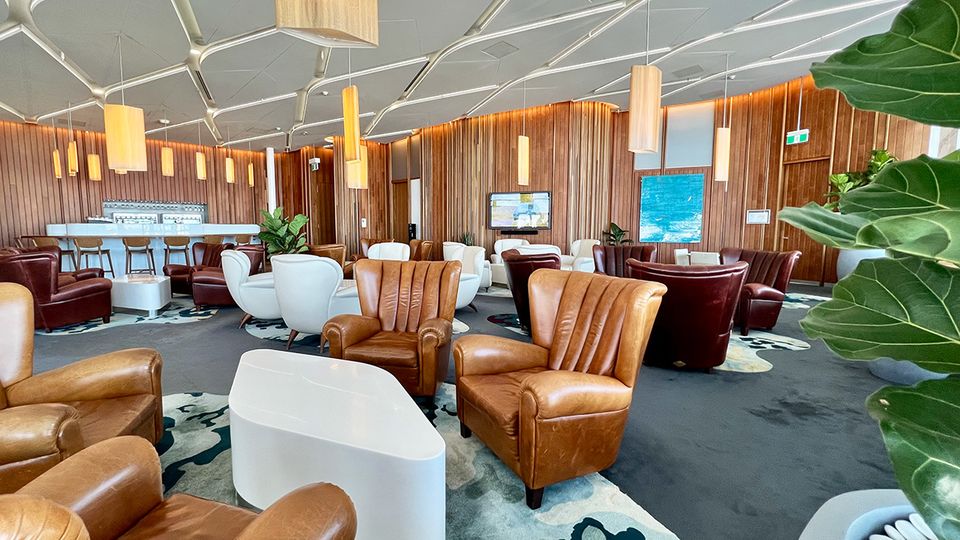 Die Virgin Beyond Sydney Lounge bietet Platz für bis zu 91 Personen, mit Chester-Ledersitzen und Esstischen für vier Personen.