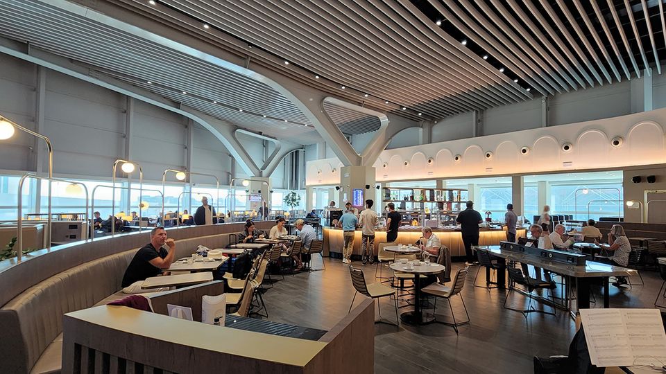 The lounge is located in Area E (Upper Level) of the Terminal 3 Extra Schengen Departures Area.