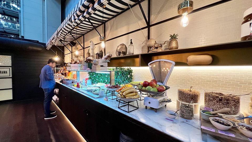 A vegetarian buffet with a selection of hot and coid dishes is included for each guests.