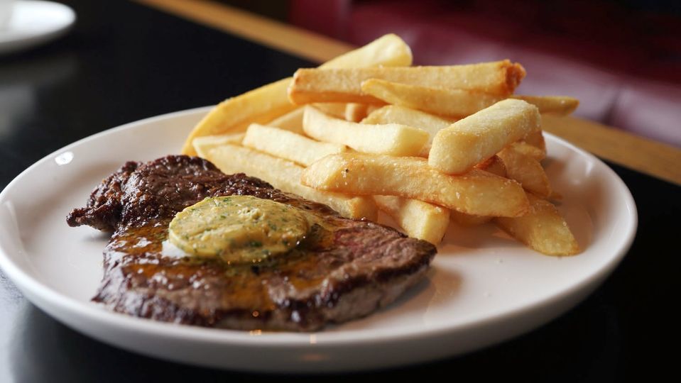 Are you ready for a 'fake steak and fries' at Qantas First Lounge?
