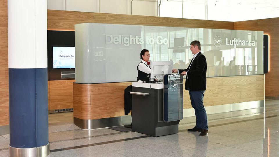 Behind a screen at Munich Airport is Lufthansa's Delights to Go concept.