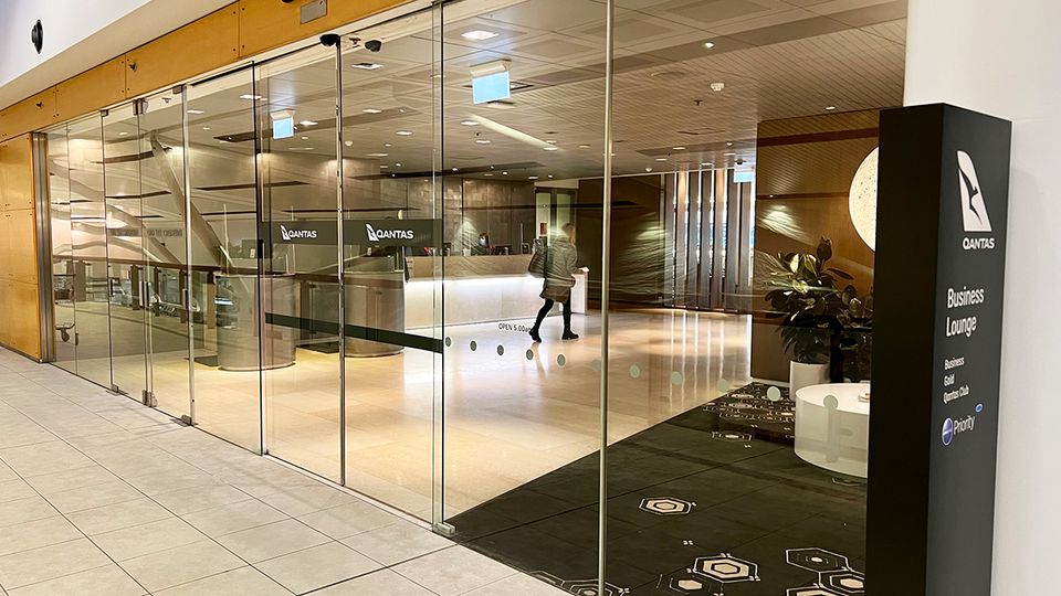 Just 3 minutes stroll from security, the Qantas Sydney International Business Lounge has seen better days.