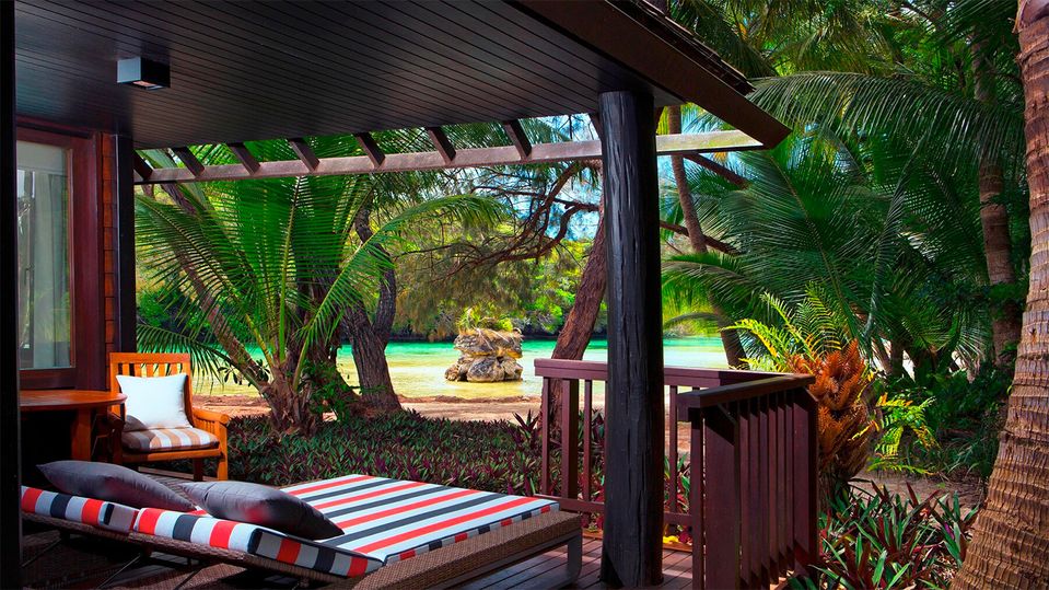 Le Méridien is set overlooking Oro Bay, 15 minutes stroll from the famous ‘natural pool’.