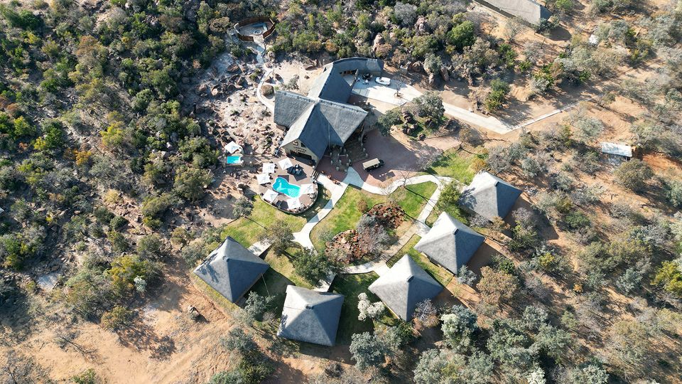 A drone's eye view of the five star Leopard Lodge, Sebatana's newest addition.