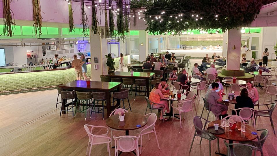 Boardwalk Social is a casual pub offering delicious meals and a huge beverage selection.