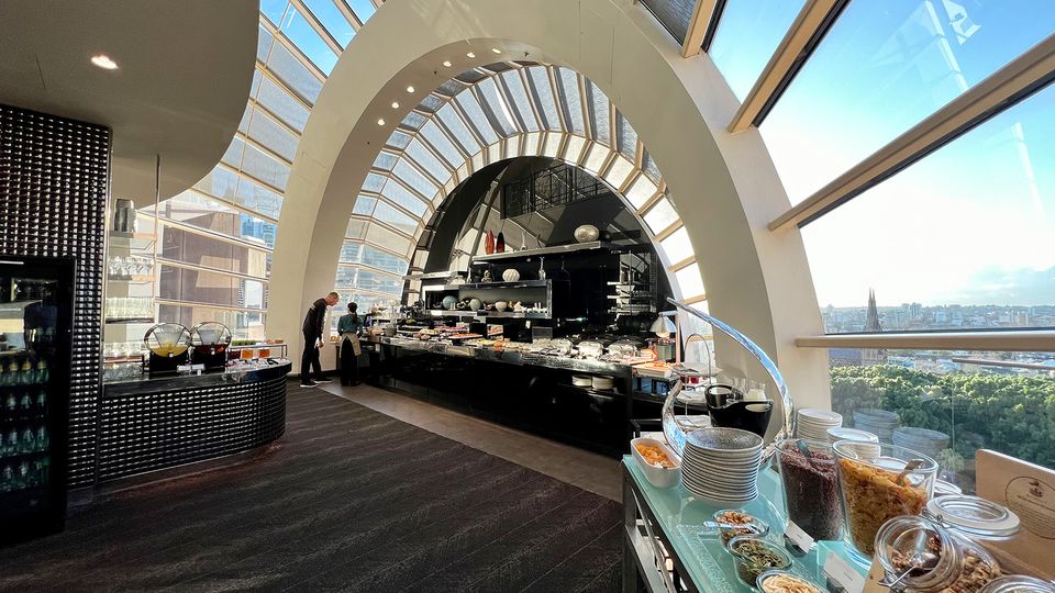 The breakfast offering is extensive, with ample hotel and cold options.