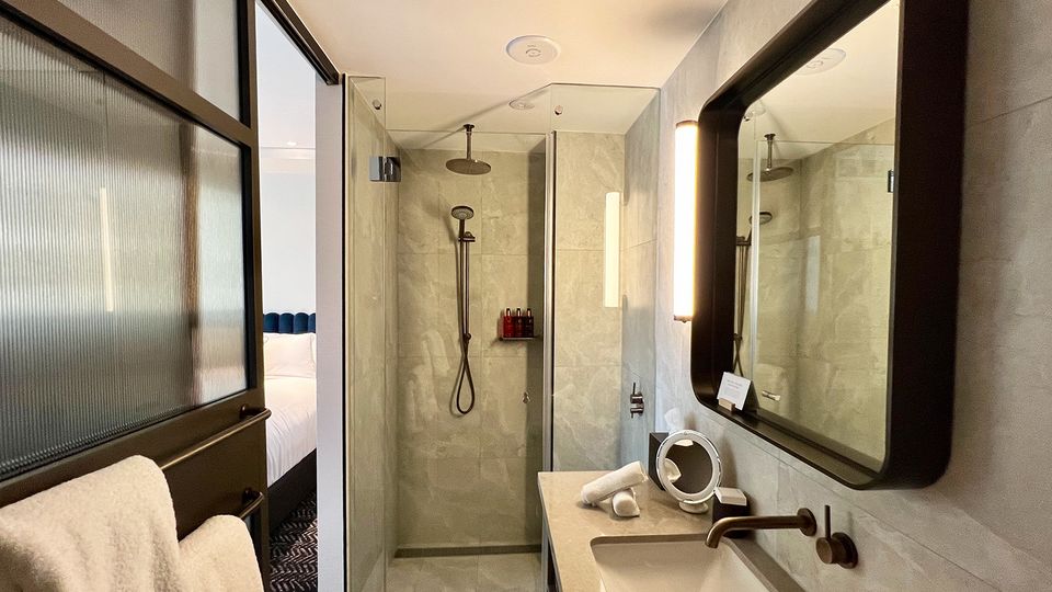While the bathroom itself is rather narrow, the walk-in shower feels quite spacious.