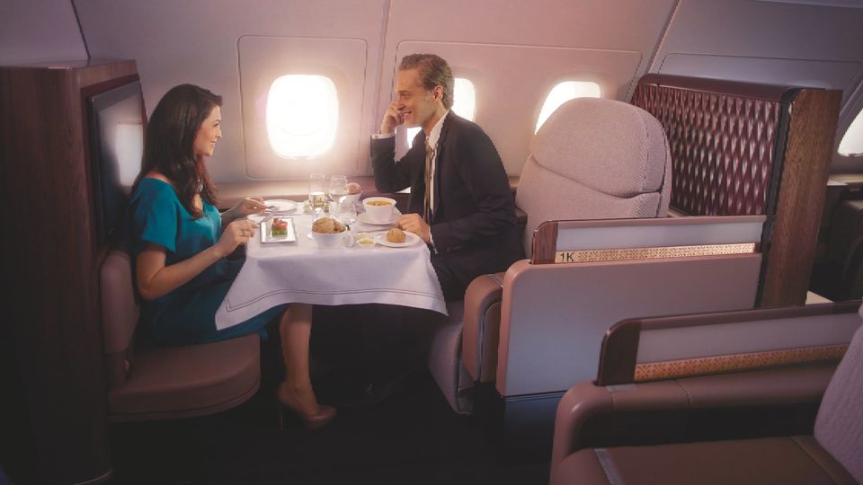 Samoloty A380 linii Qatar Airways wypompowują ofertę premium z klasą pierwszą oraz salonem i barem na piętrze.