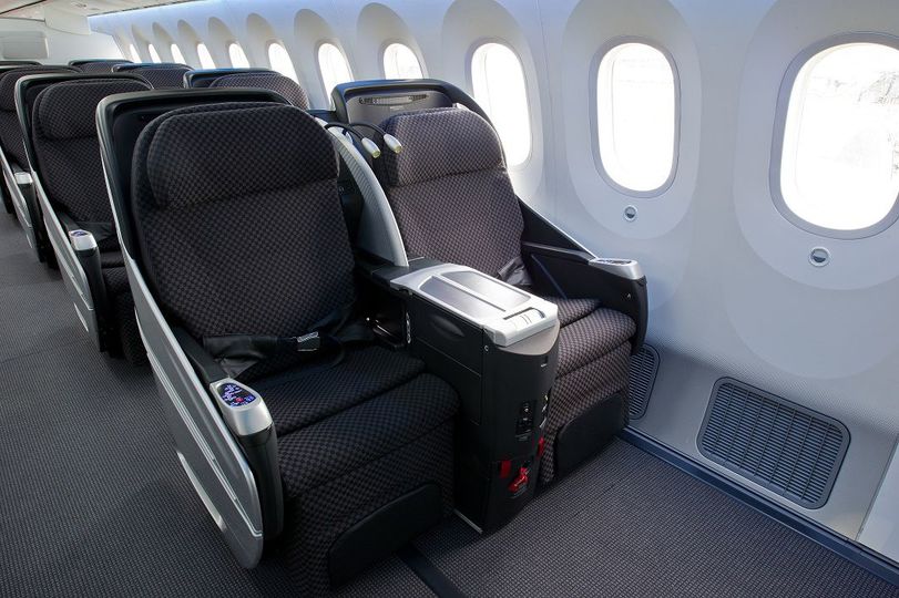 The Shell Flat Neo features a 60 inch pitch, 21 inches width and 171-degree recline.