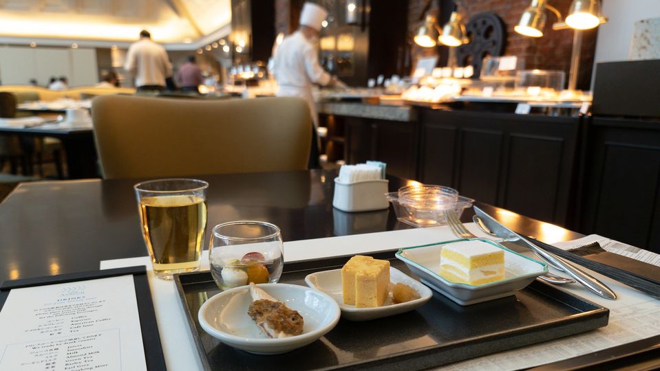 Dishes run the gamut from typical western options through to Japanese staples.
